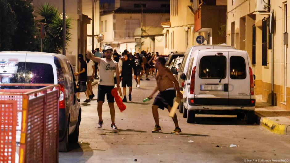 5 hurt in anti-migrant violence blamed on far right – DW – 07/13/2025