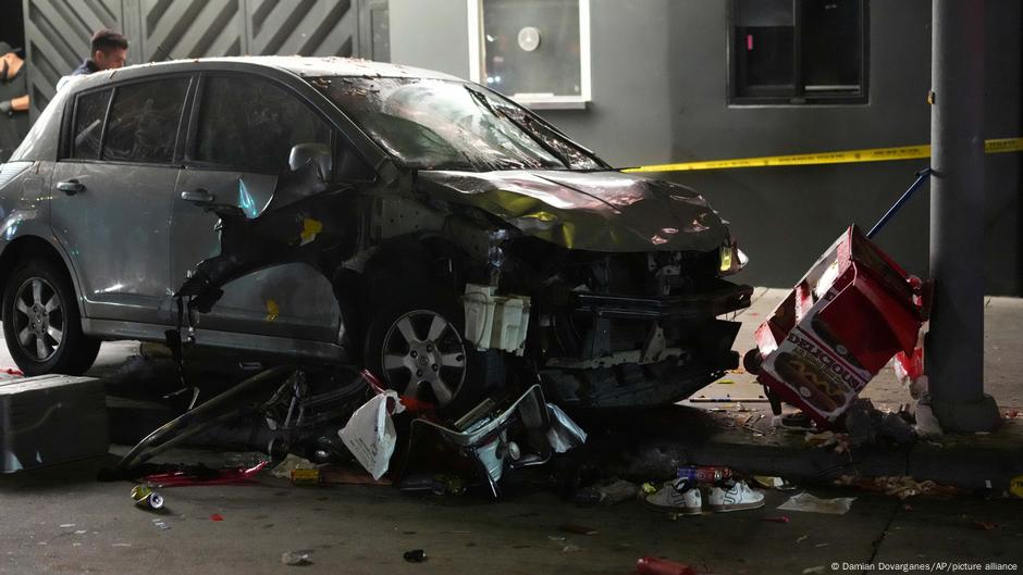LA car ramming driver shot, hospitalized, police says – DW – 07/19/2025