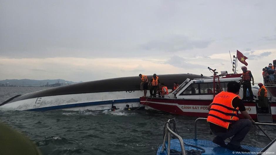 Tourist boat capsizes, killing dozens – DW – 07/19/2025