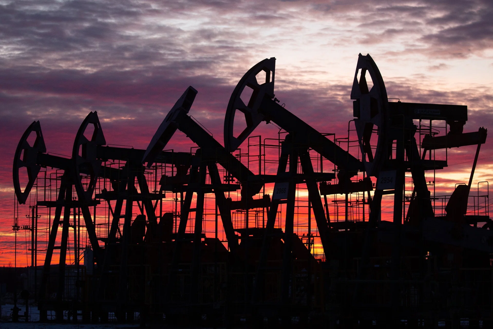 Oil edges up, investors eye Trump statement on Russia