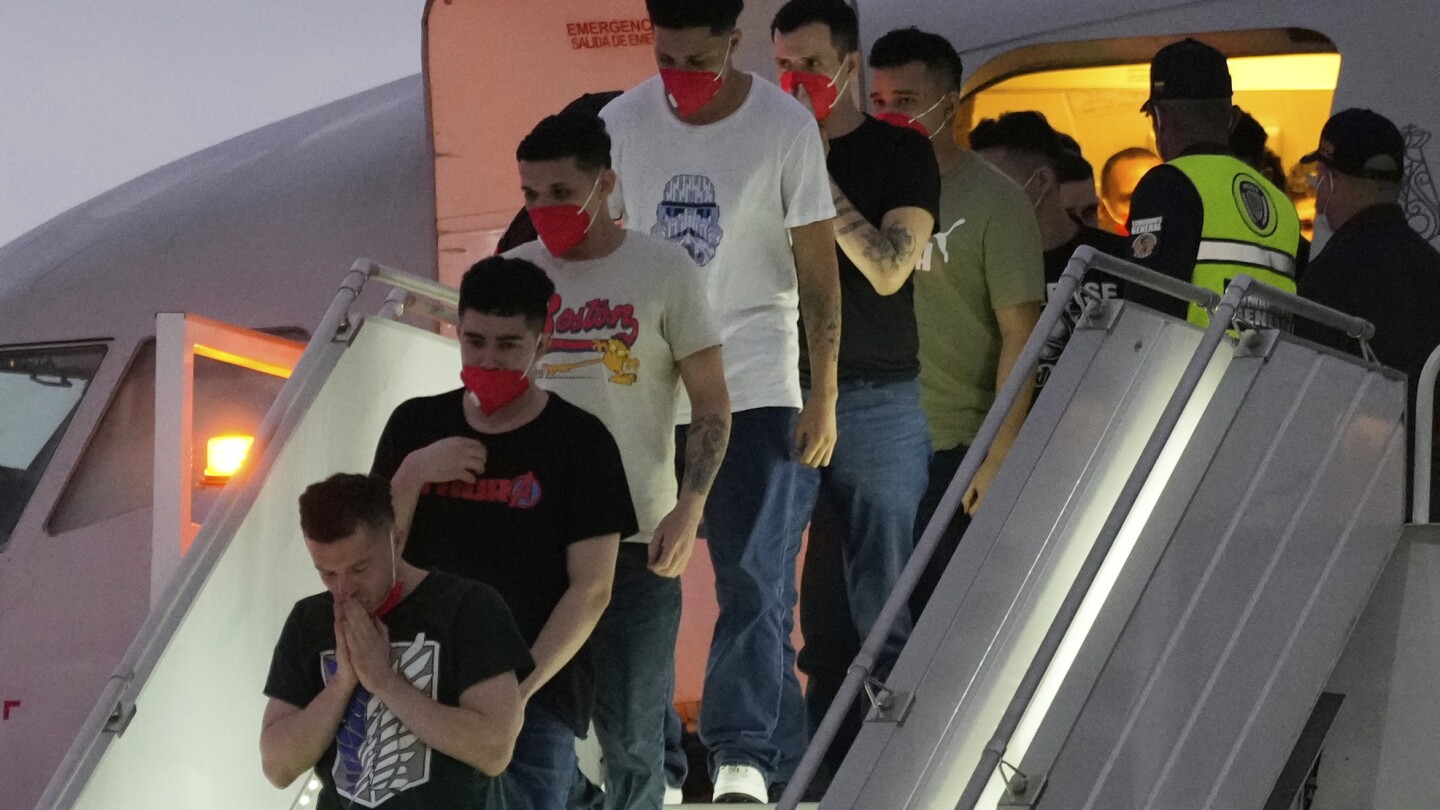 Venezuela opens an investigation into El Salvador’s Bukele for alleged mistreatment of migrants