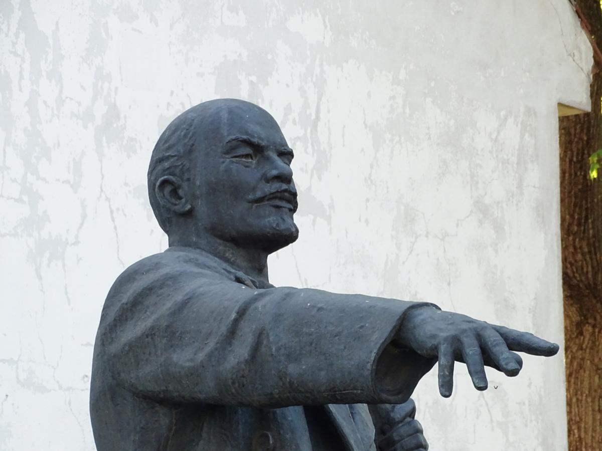 Ukraine Dismantles Last Remaining Monument to Lenin, Kremlin Reacts
