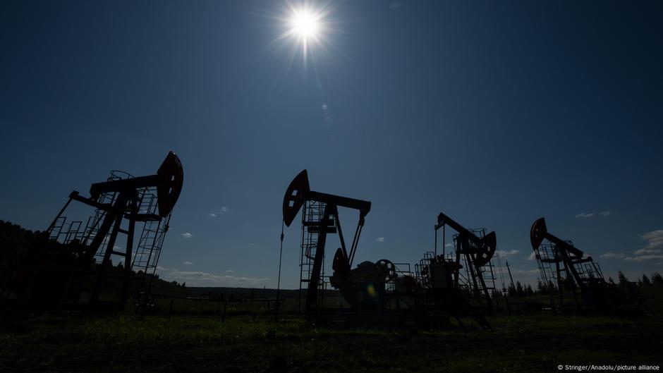 Kyiv says it hit Russian oil, military facilities – DW – 08/03/2025