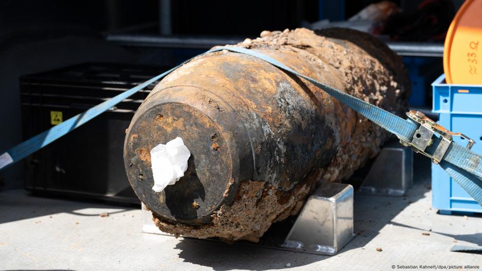 WWII bomb prompts mass Dresden evacuation – DW – 08/06/2025