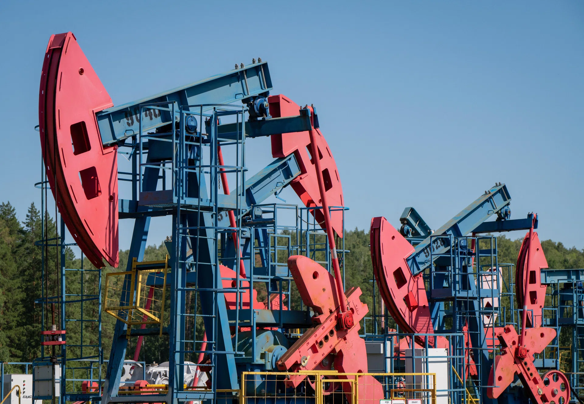 Oil steadies on reports of US-Russia deal, ends week about 5% lower