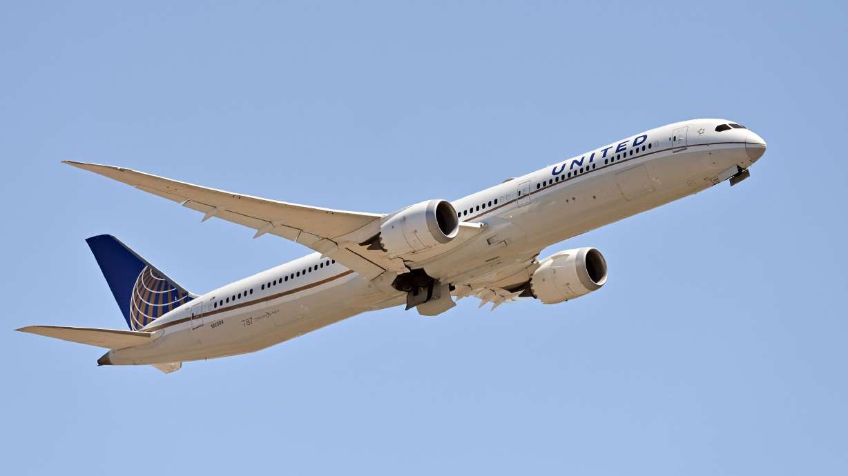 United Airlines flight makes emergency landing at Dulles after pilot declares mayday