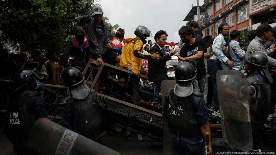Nepal police kill several people at ‘Gen Z’ protest – DW – 09/08/2025