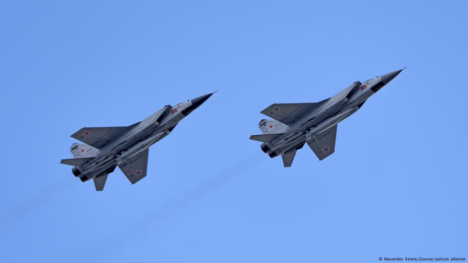 Estonia seeks NATO consultations after Russia jets incident – DW – 09/20/2025
