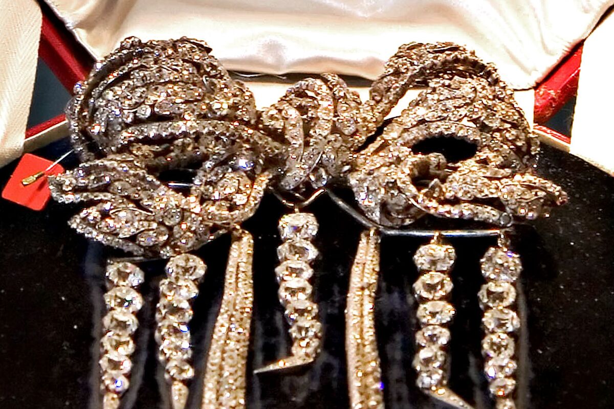 Louvre Heist Gang Face Tough Sell Of France’s Crown Jewels on Black Market