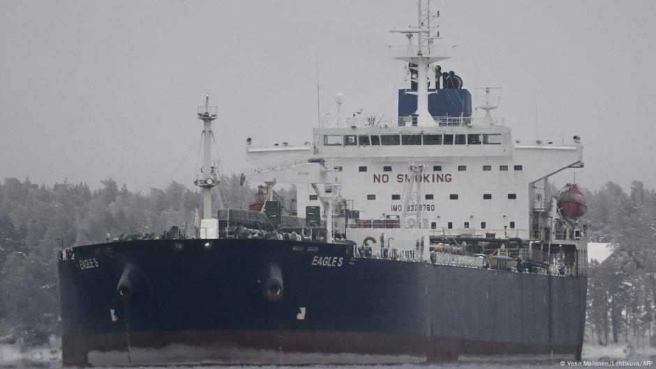 Russia using tankers for sabotage, Kyiv says – DW – 10/07/2025