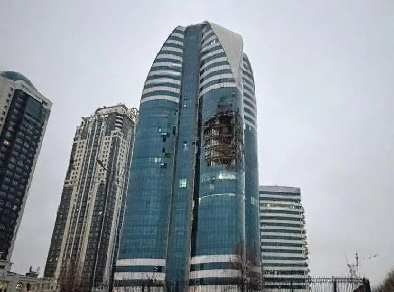 Plane crashes into Grozny skyscraper – VIDEO