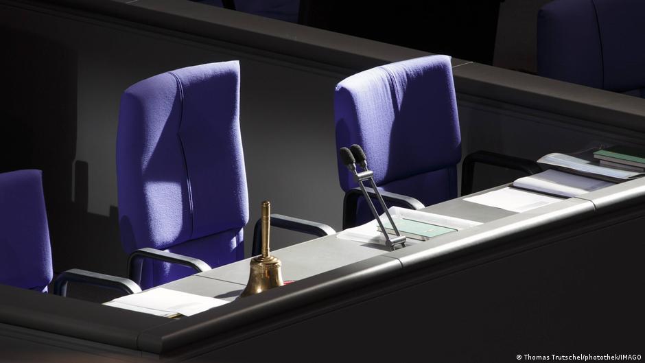 Hate, threats force more and more women out of public life – DW – 12/03/2025