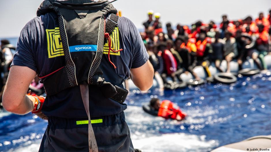 EU races to speed up deportations in migration crackdown – DW – 12/10/2025