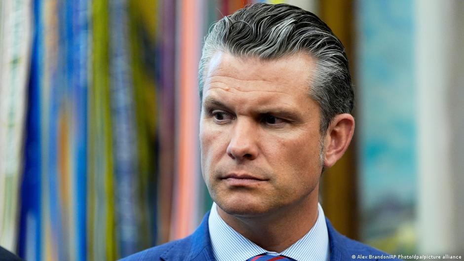 Review finds Hegseth put US troops at risk with Signal use – DW – 12/04/2025