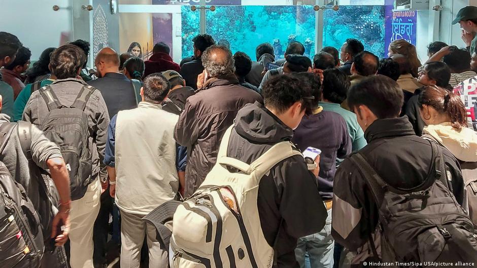 IndiGo cancellations snarl India’s air travel for fourth day – DW – 12/05/2025