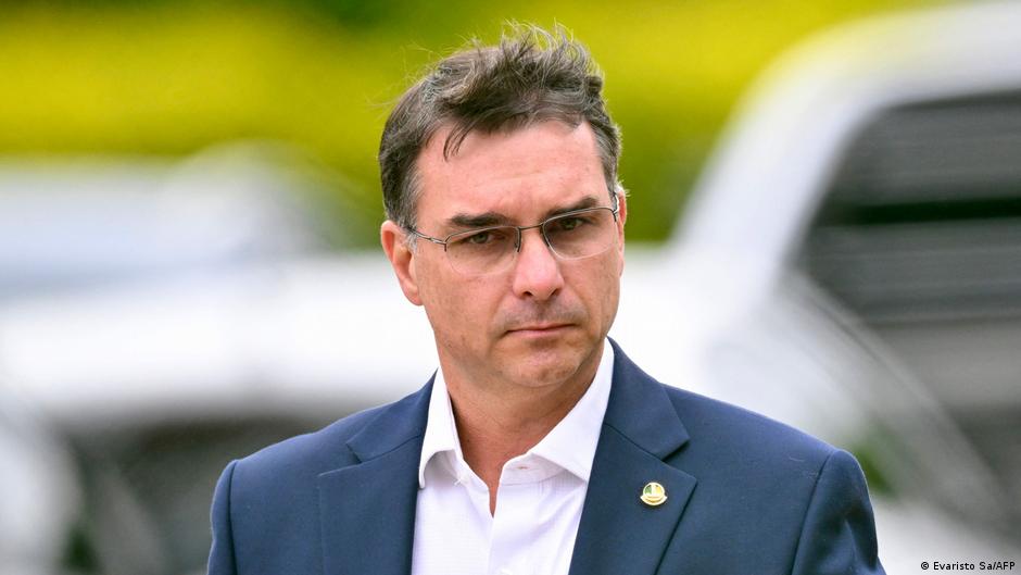 Brazil’s Bolsonaro backs eldest son’s bid for presidency – DW – 12/06/2025