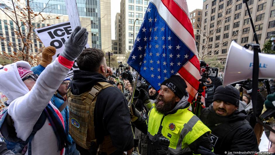 Minneapolis anti-ICE protesters clash with far-right group