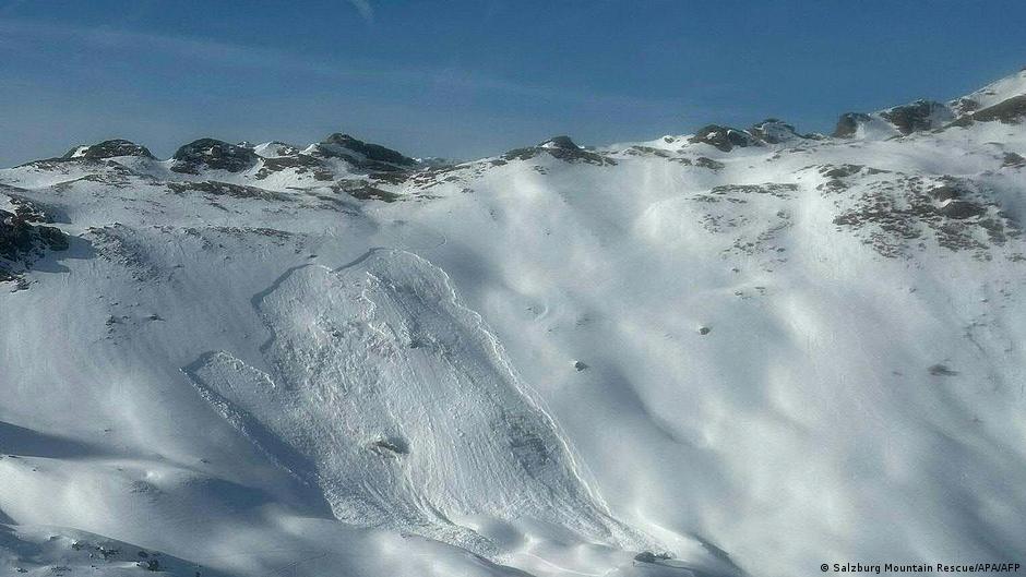 Eight people killed in three avalanches