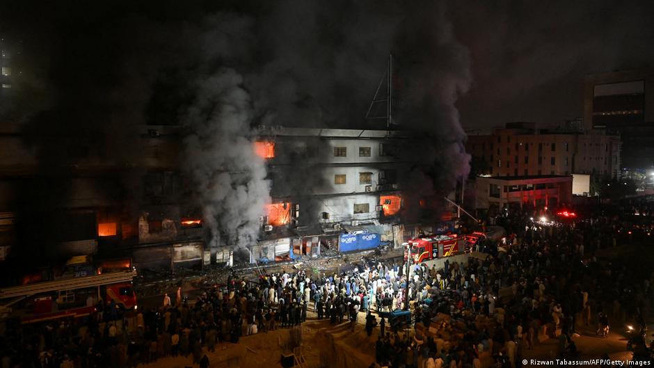 At least 11 dead in Karachi mall fire