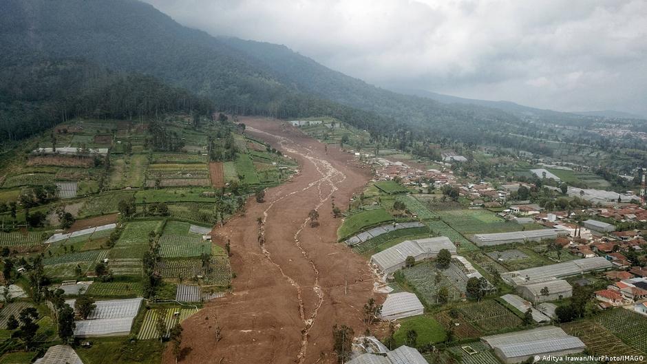 Deadly Indonesian landslide leaves dozens missing