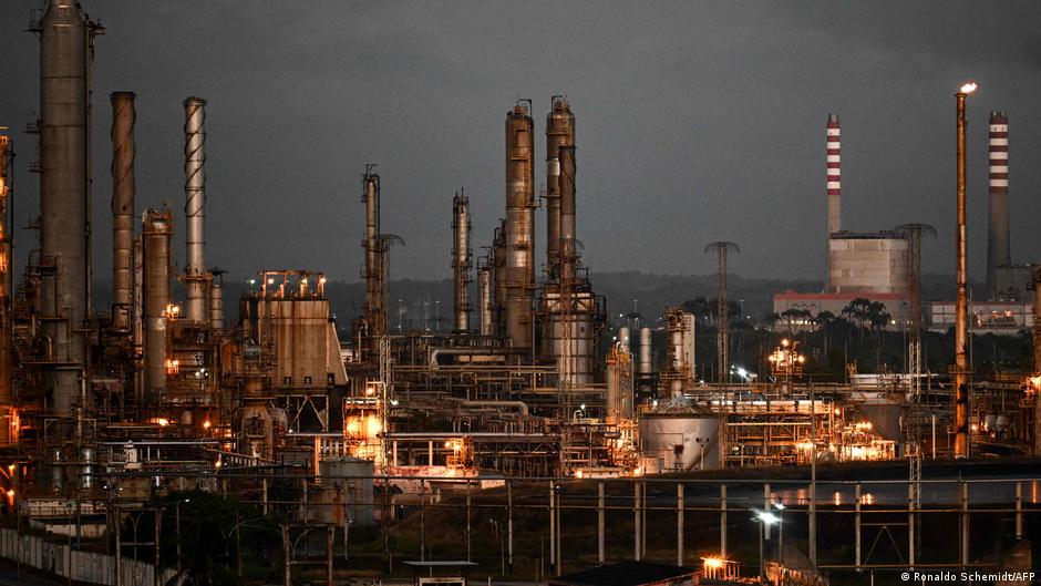 Venezuela opens its oil sector to private investors