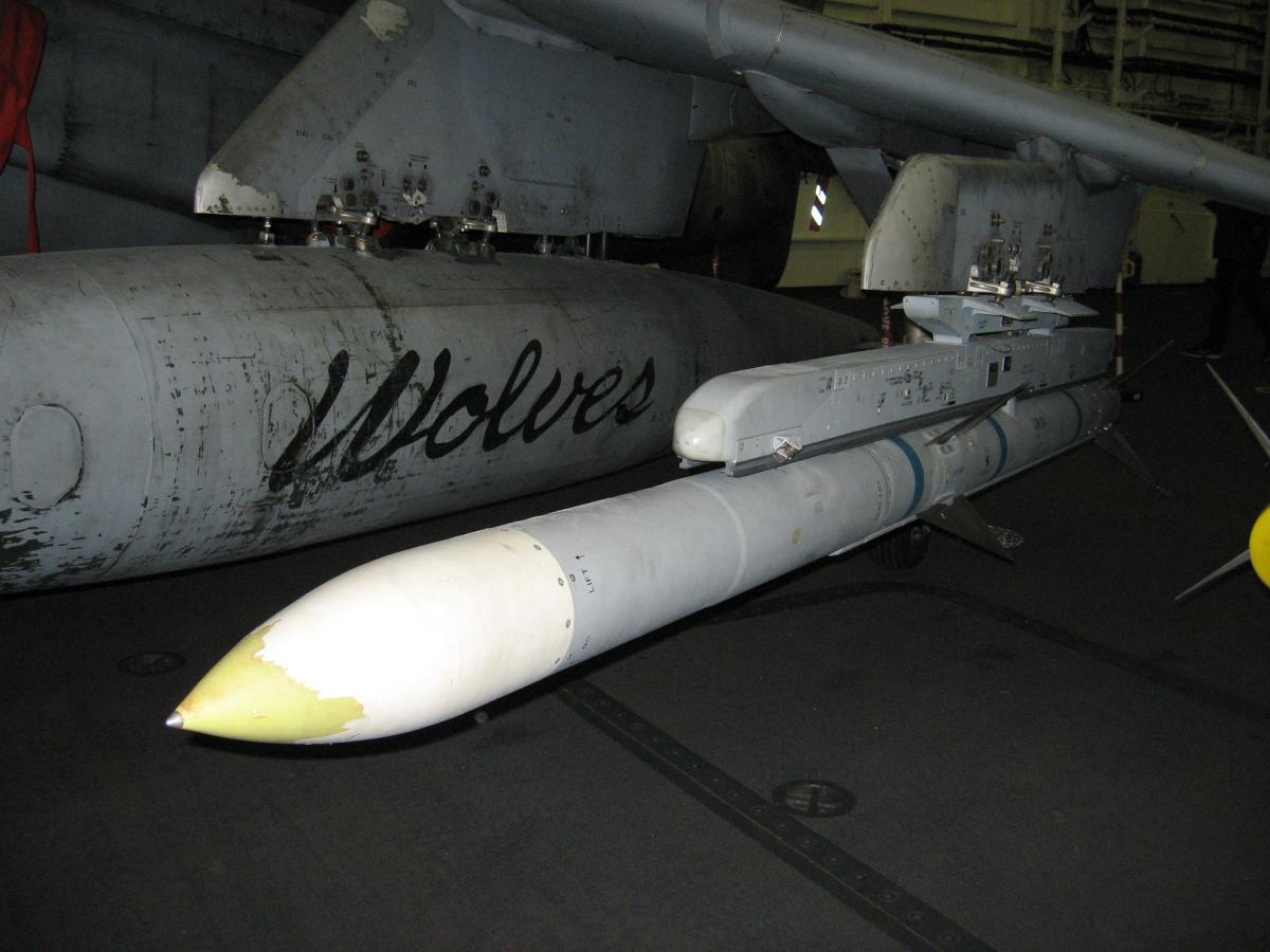 Russian R-37M vs US AIM-120D: Report Highlights Range Differences