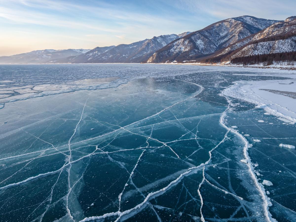 Eight Chinese Tourists Die After UAZ Vehicle Sinks Beneath Frozen Lake