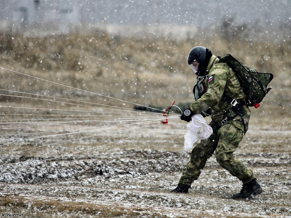 Archival Footage Emerges of Russian Airborne Landing Near Kyiv