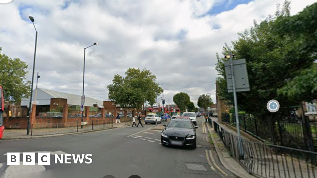 Willesden stabbing: Arrest after woman dies in busy street – BBC
