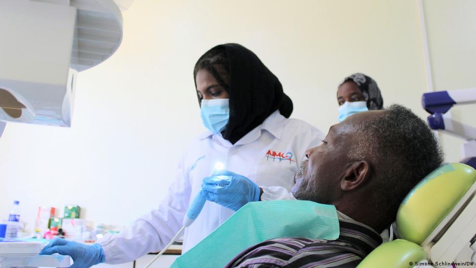 Sudanese refugee dentists rebuild care in Uganda
