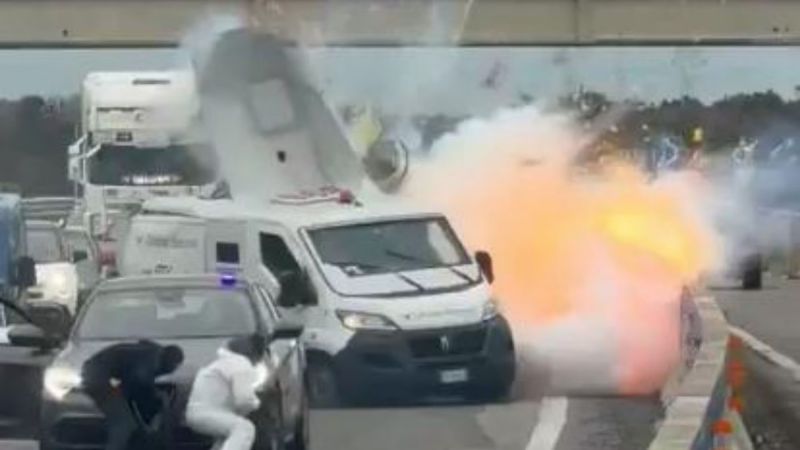 Armed robbers hit cash truck in daring heist on highway in southern It