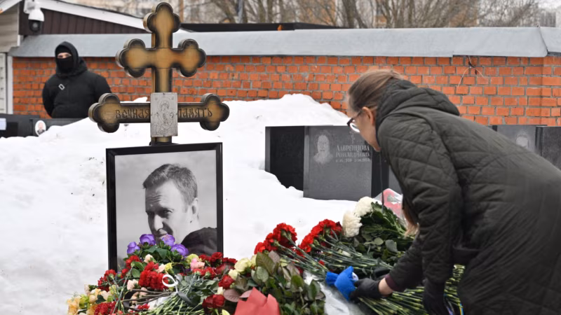 Family Honors Navalny At Moscow Grave On Second Death Anniversary