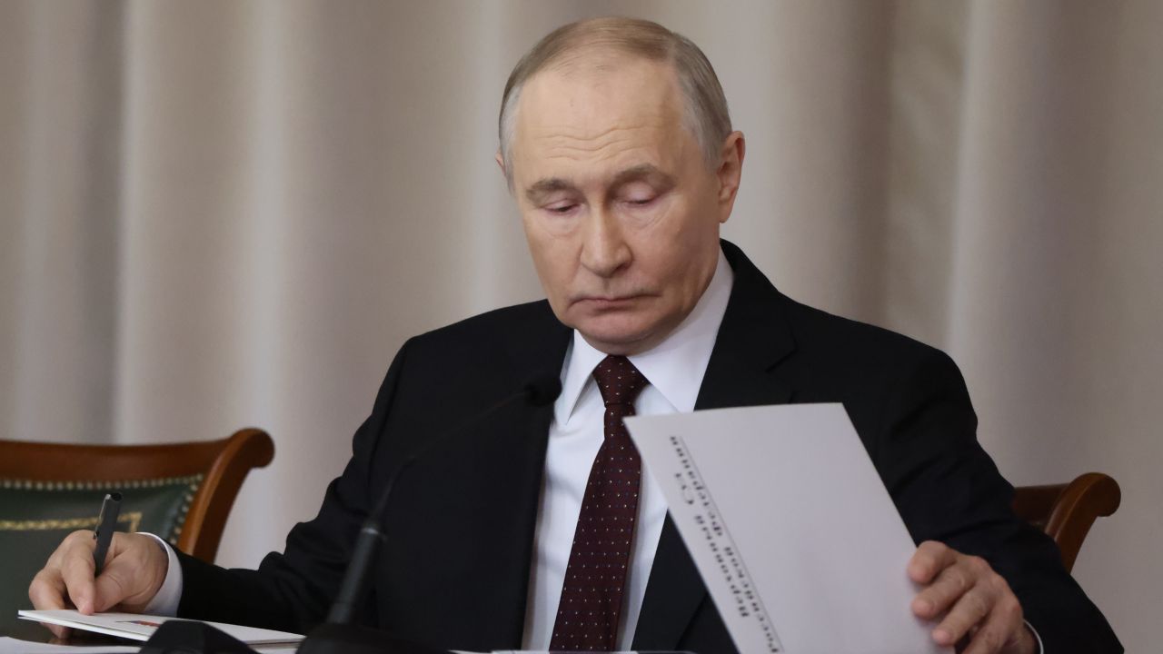 Russia’s oil revenues drop but export volumes higher than pre-war levels – TVP World