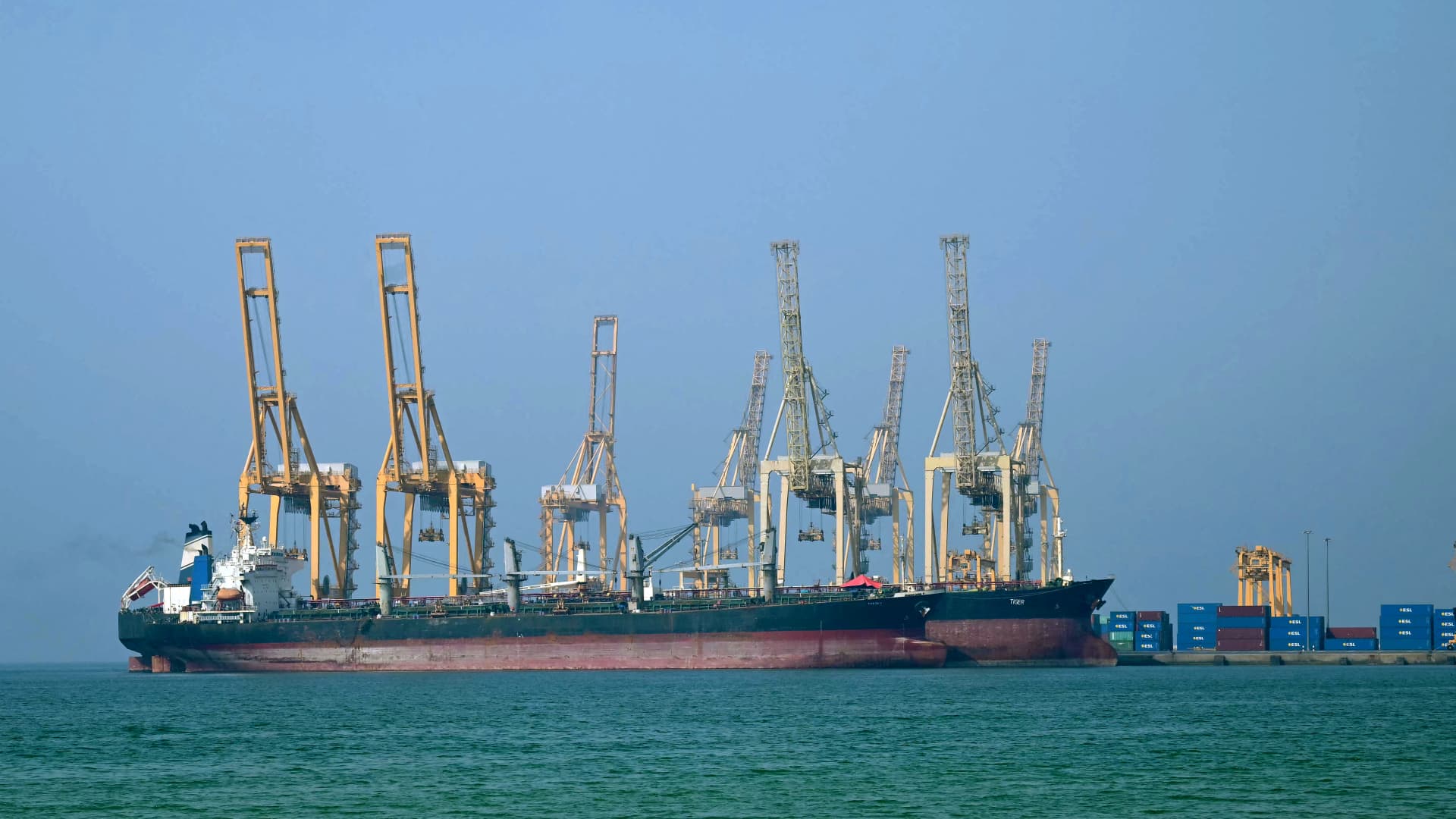 Experts weigh potential scenarios for oil if Strait of Hormuz closes