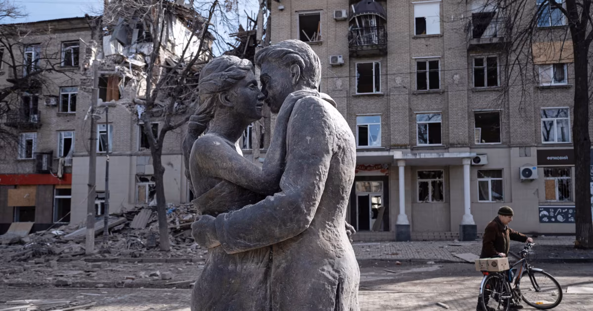 In Ukraine’s Donbas, A Lovers’ Kiss Becomes A Symbol Of War’s Grim March