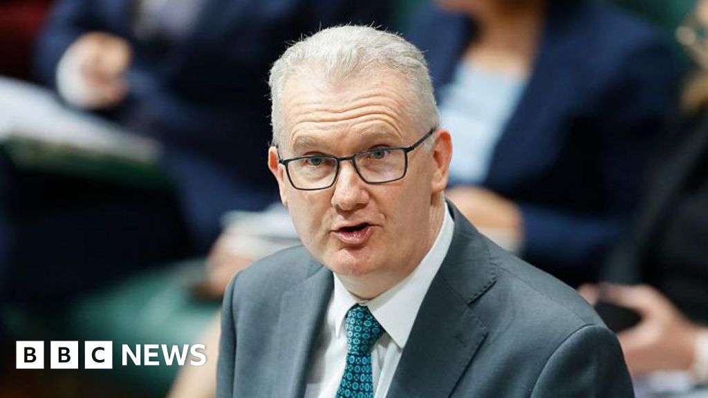 Australia bans Iranian tourists with valid visas for six months