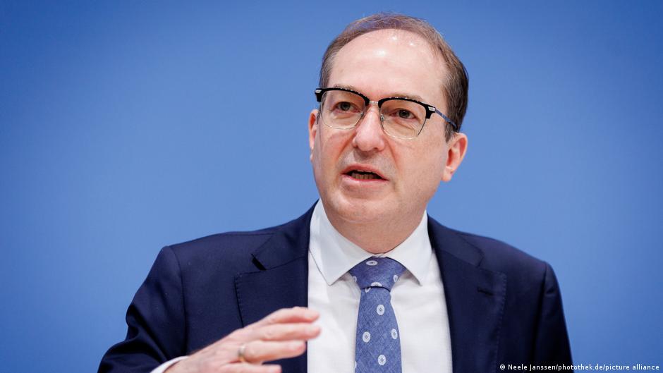 Cuts planned for asylum counseling — reports