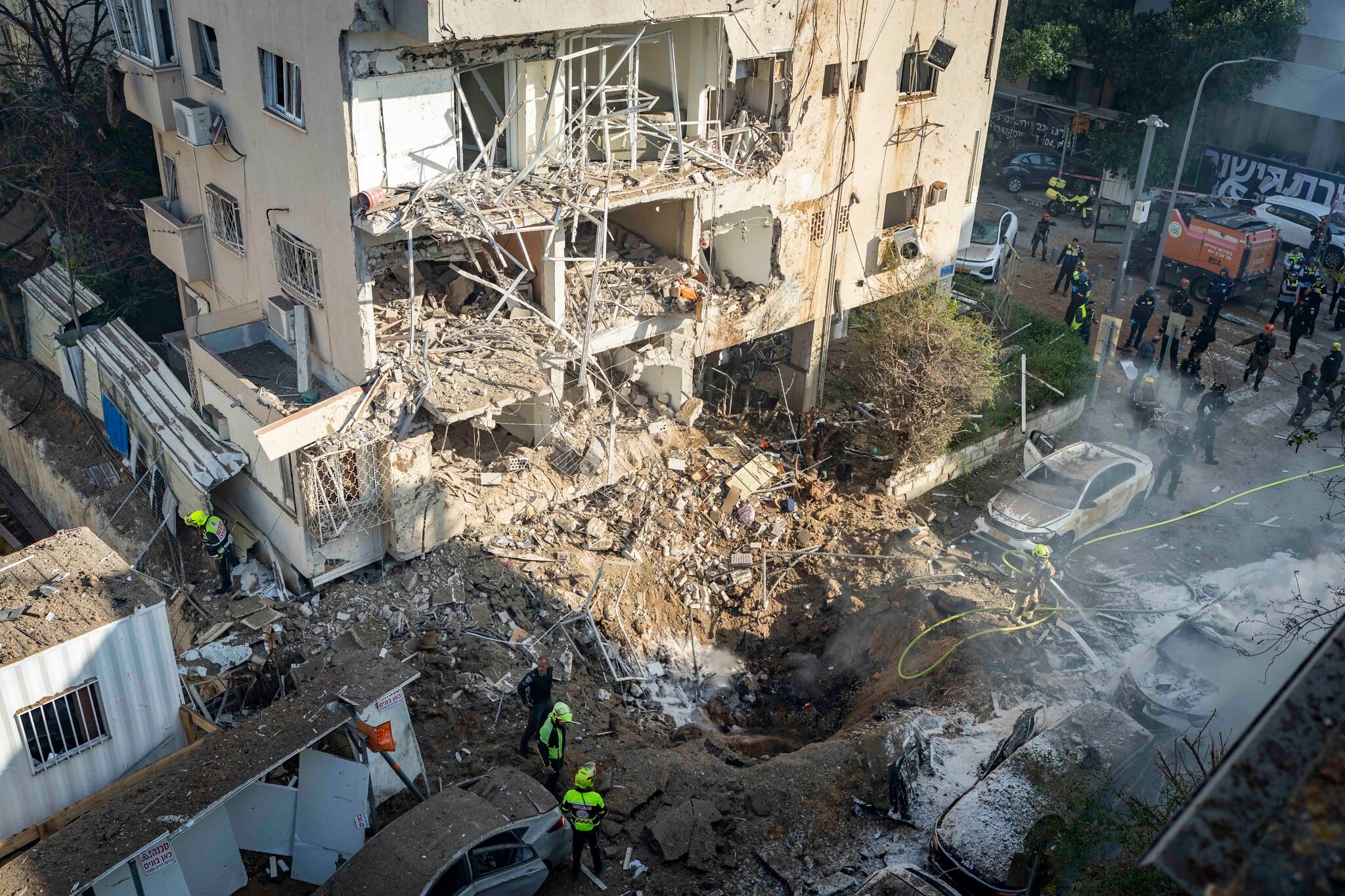 4 people lightly hurt, buildings mangled as Iranian missile attack hits Tel Aviv