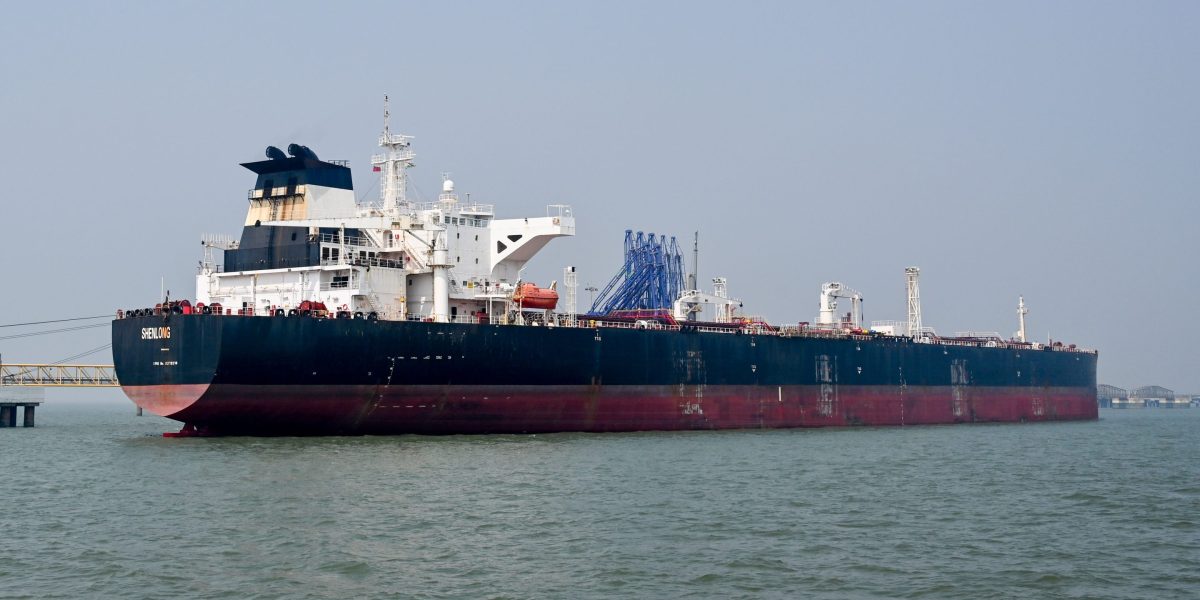 Iran supertanker pushes through strait for China