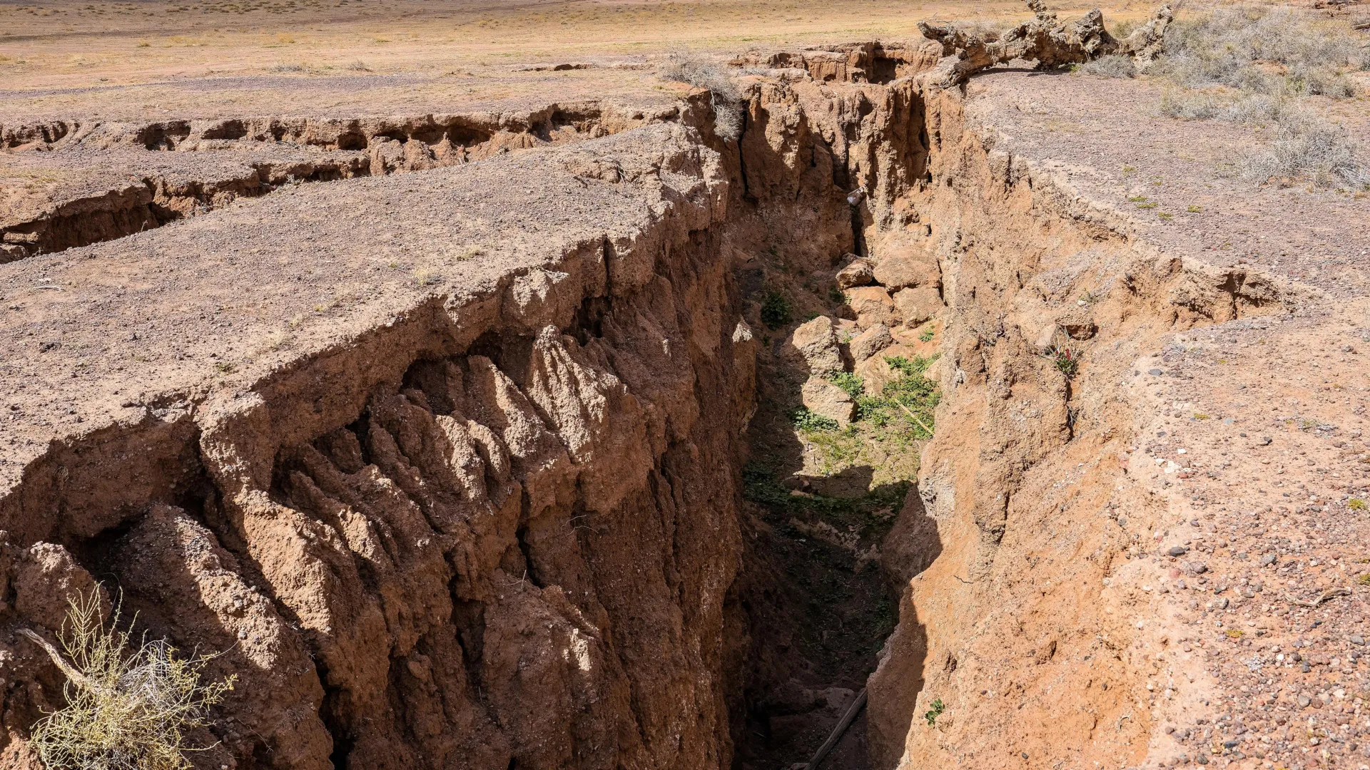 Watch the Earth split in real time: Stunning footage captures a 2.5-meter fault slip in seconds