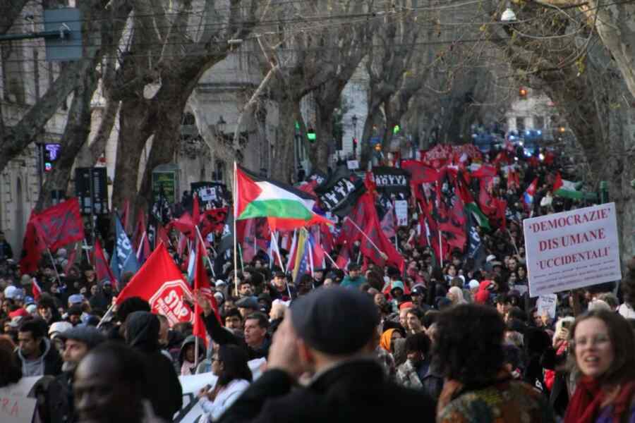 Italians rallied against Meloni’s reforms, criticizing the government for refusing to condemn the US-Israeli aggression against Iran.