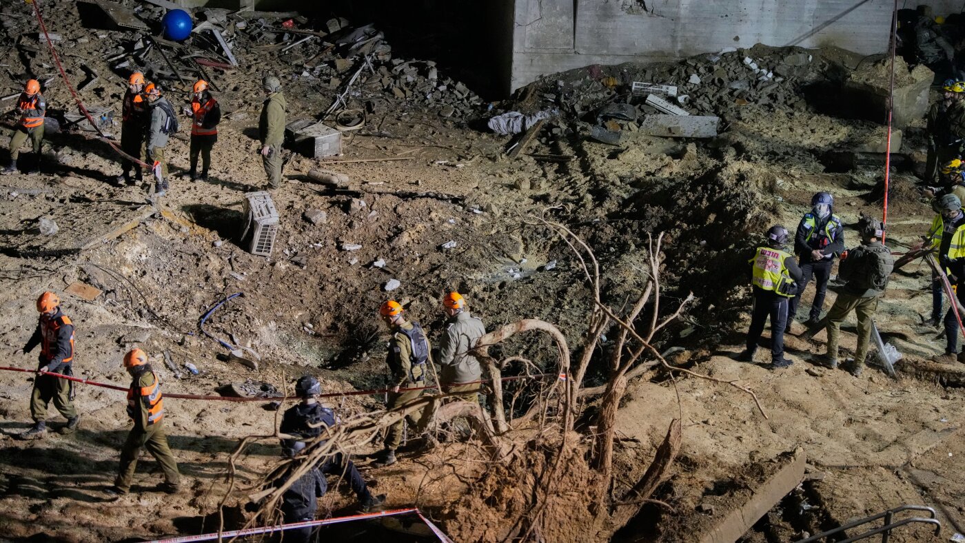 Trump threatens to ‘obliterate’ Iran’s power plants as Iran strikes 2 Israeli cities : NPR