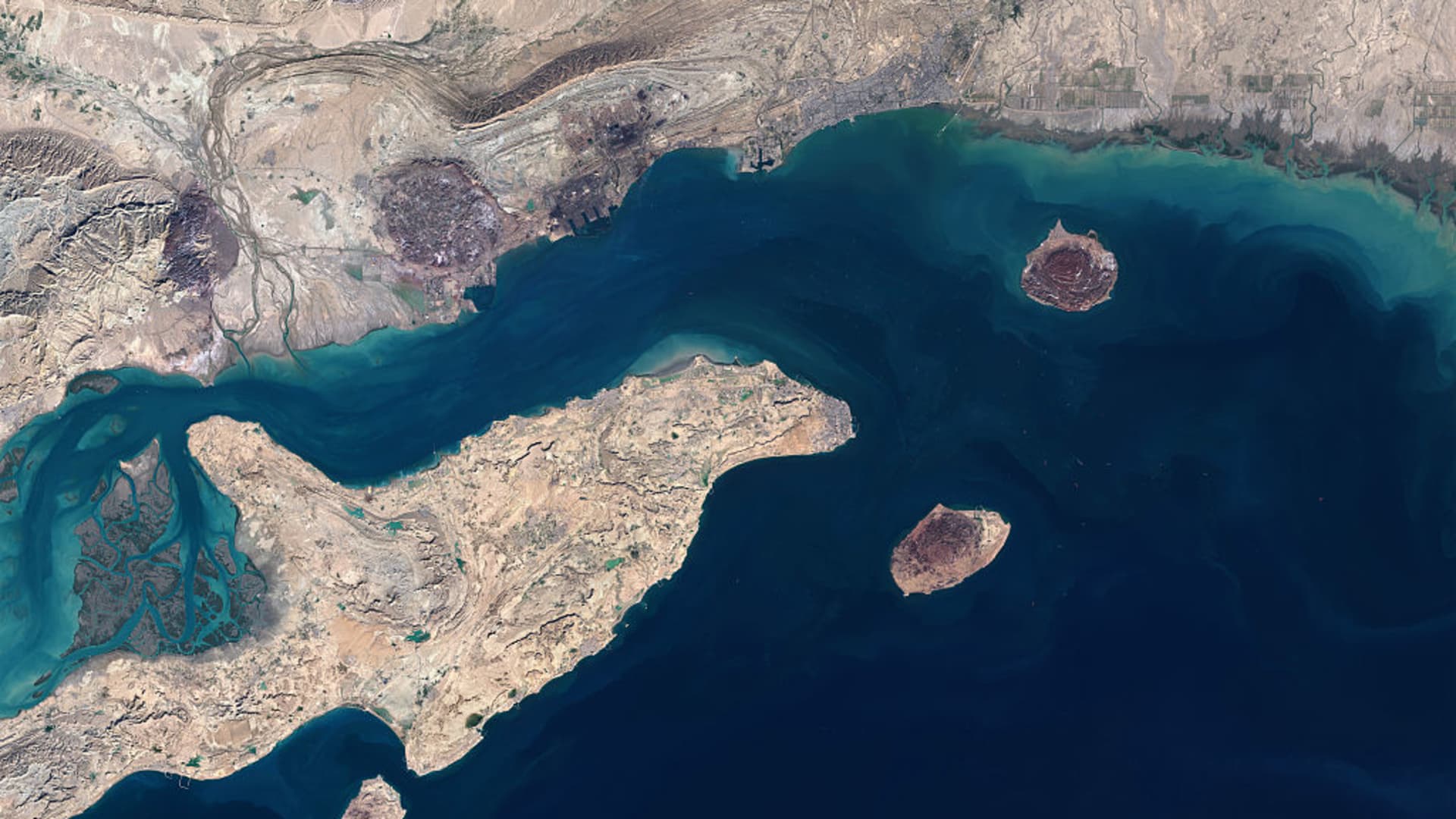 Iran turns Larak Island into oil checkpoint