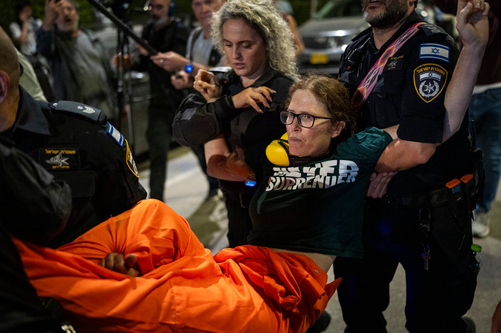 Cops violently disperse protesters at Tel Aviv anti-war rally, after court raised attendance cap