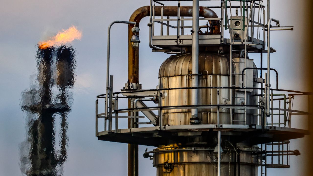 ‘Perfect storm’: Sanctions squeeze Russia’s biggest oil producer as profits plunge – TVP World