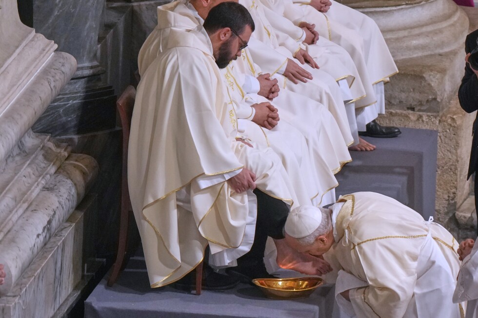 Pope Leo XIV washes the feet of priests for Holy Thursday